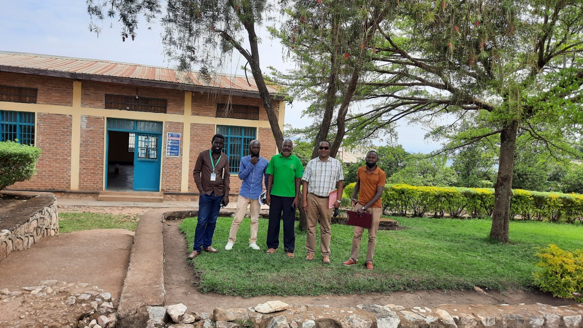 A group picture with the farm manager of Mbayaya Farm (from Shyogwe diocese)