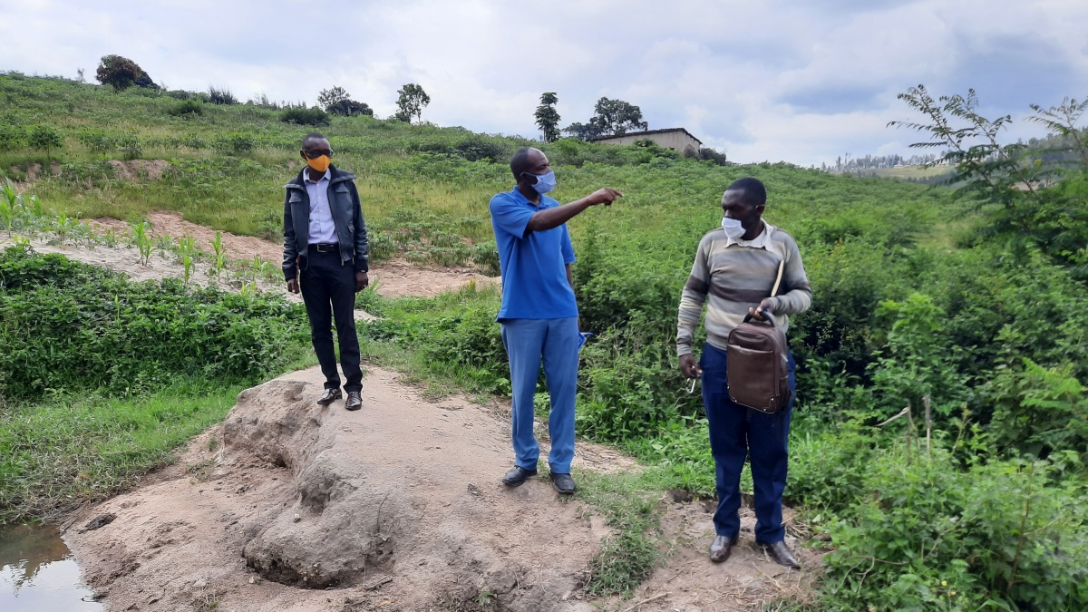 The farm manager of Mbayaya Farm showing visitors the potential of the farm in Jan 2021
