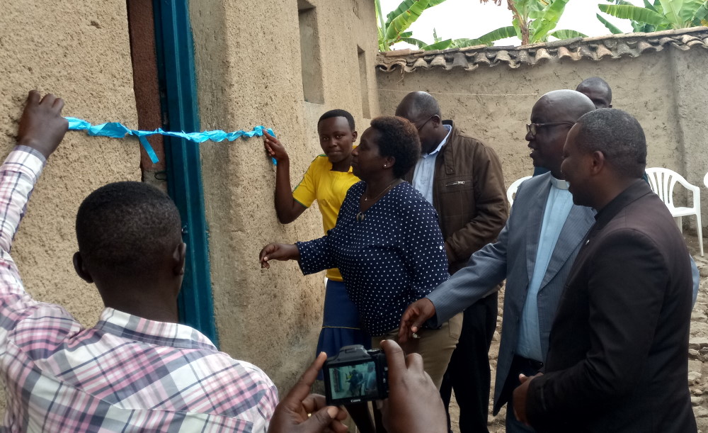 The mayor, UEM official and Church representatives preparing themselves to cut the tape