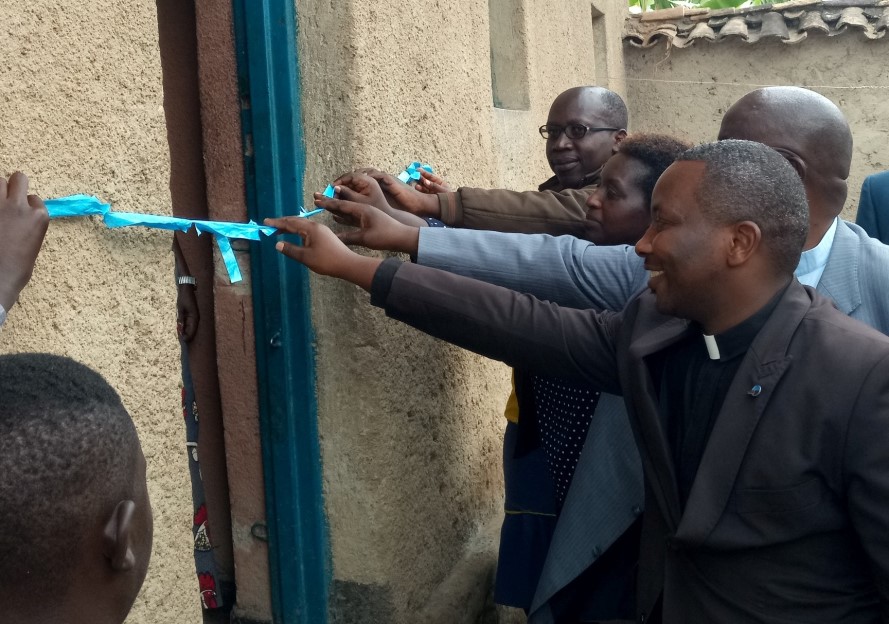 The mayor, UEM official and representatives of EPR Church and EAR Church cutting the tape
